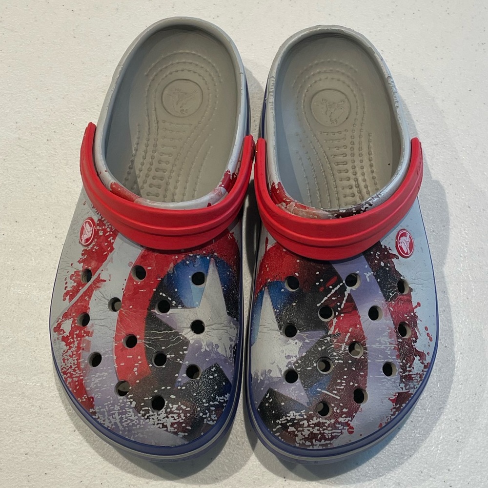 Captain America Crocs Shoes Women’s Size 9 or Men’s Size 7 Marvel